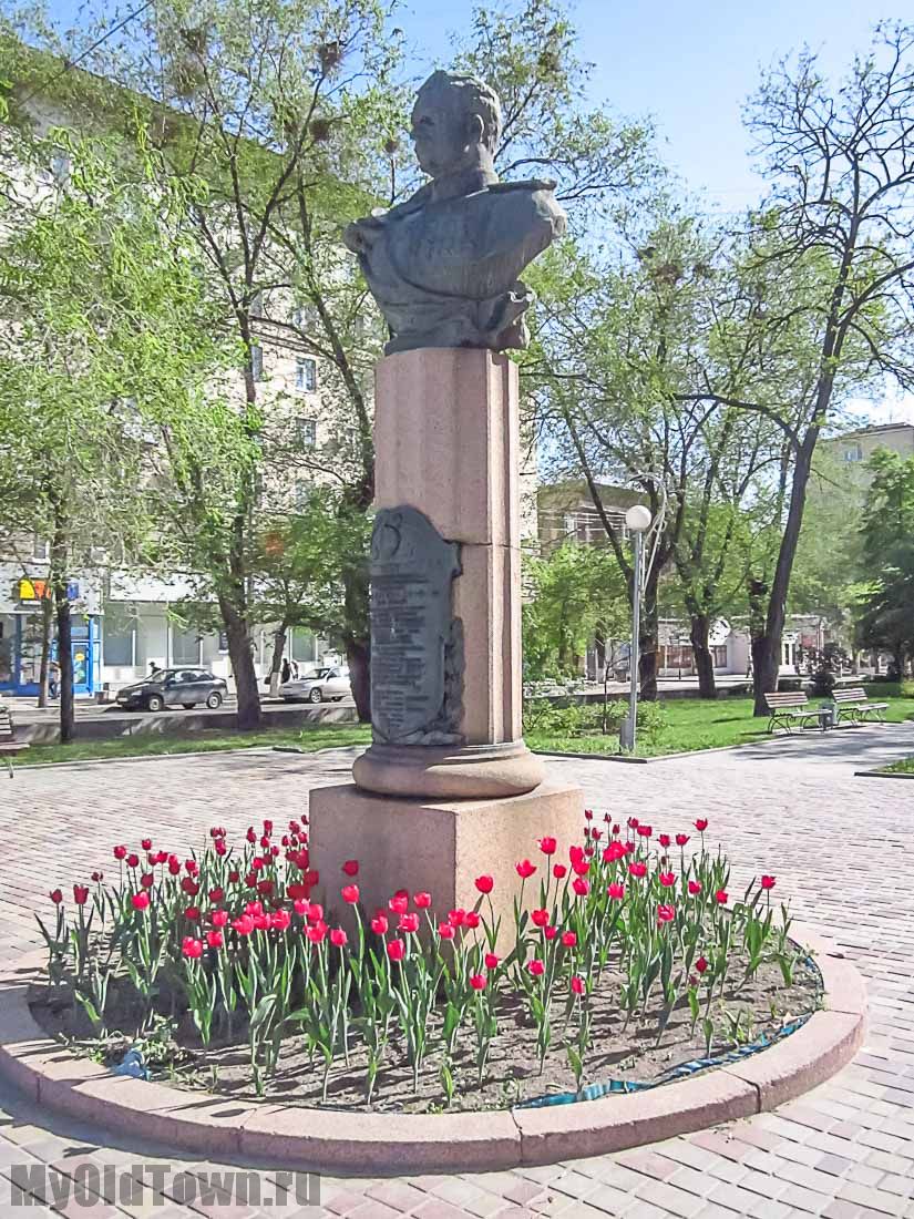 Фото памятника Ефремову на проспекте Ленина в Волгограде 