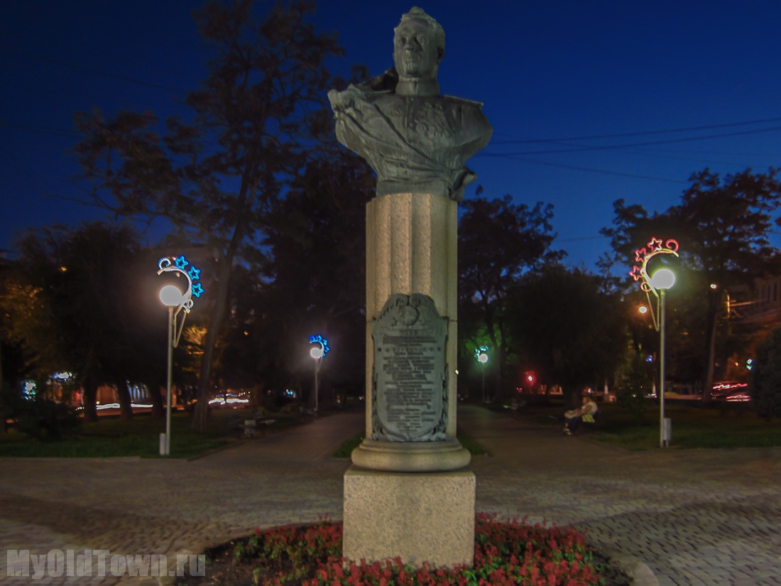 Памятник Ефремову на проспекте Ленина в Волгограде. Вечернее фото