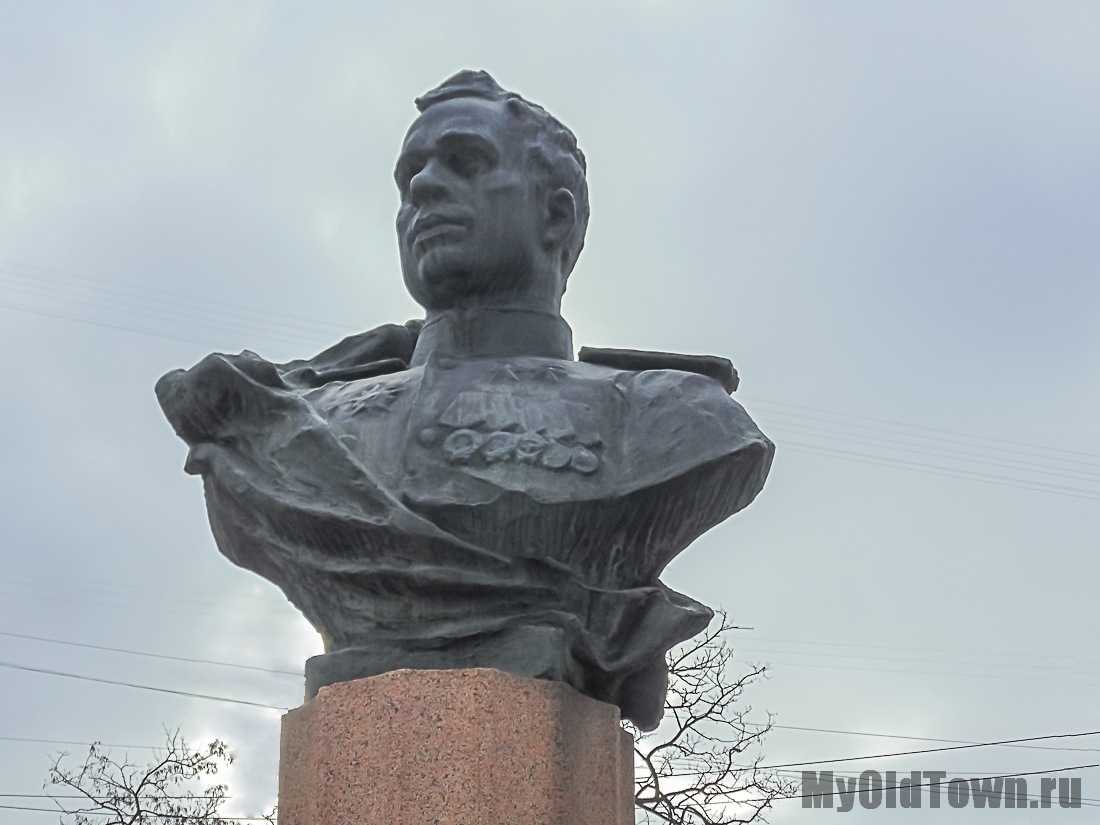 Бюст Ефремова на проспекте Ленина в Волгограде. Фото