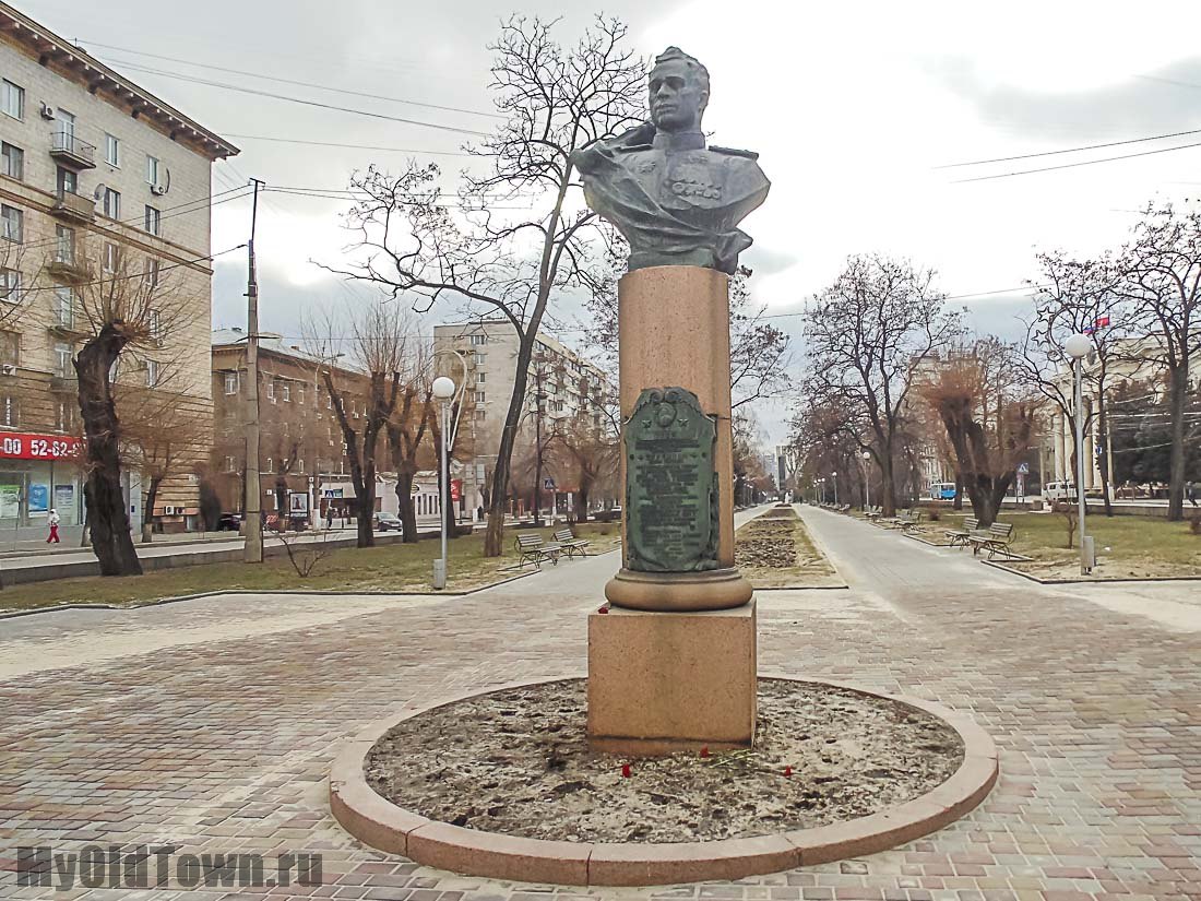 Фото памятника Ефремову на проспекте Ленина в Волгограде