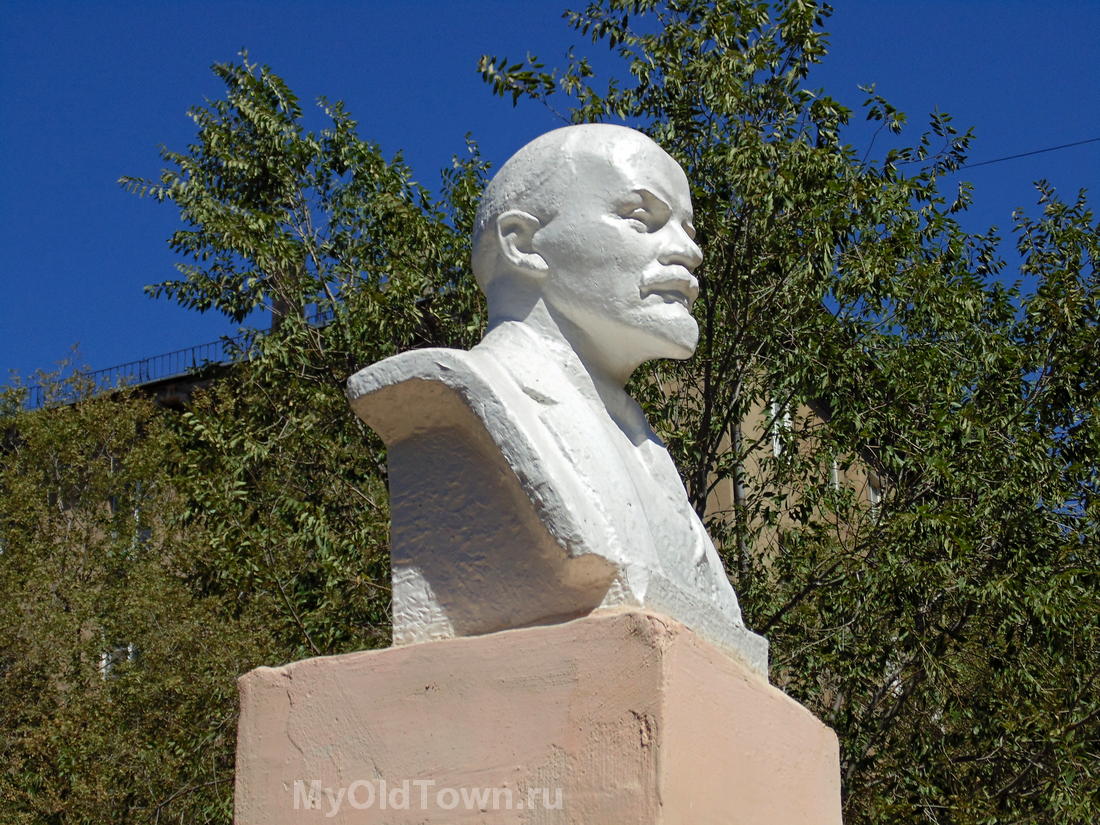 Небольшой памятник Ленину на проспекте Ленина