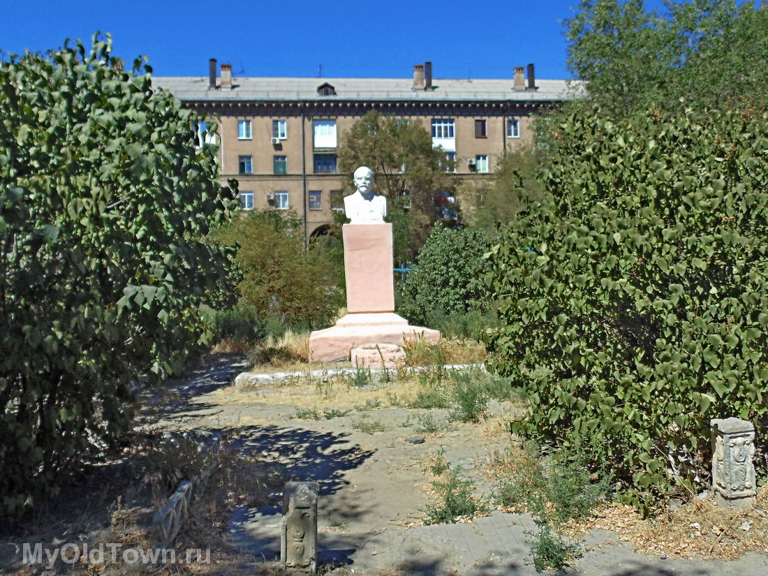 Небольшой памятник Ленину на проспекте Ленина
