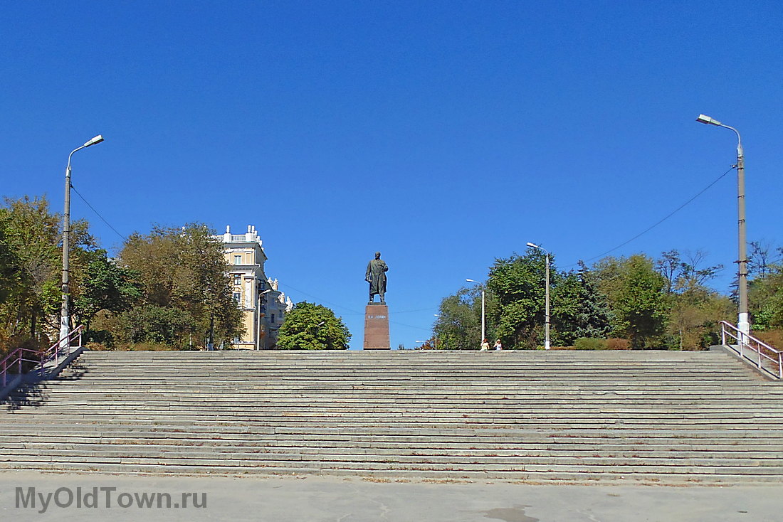Памятник Ленину на площади Германа Титова