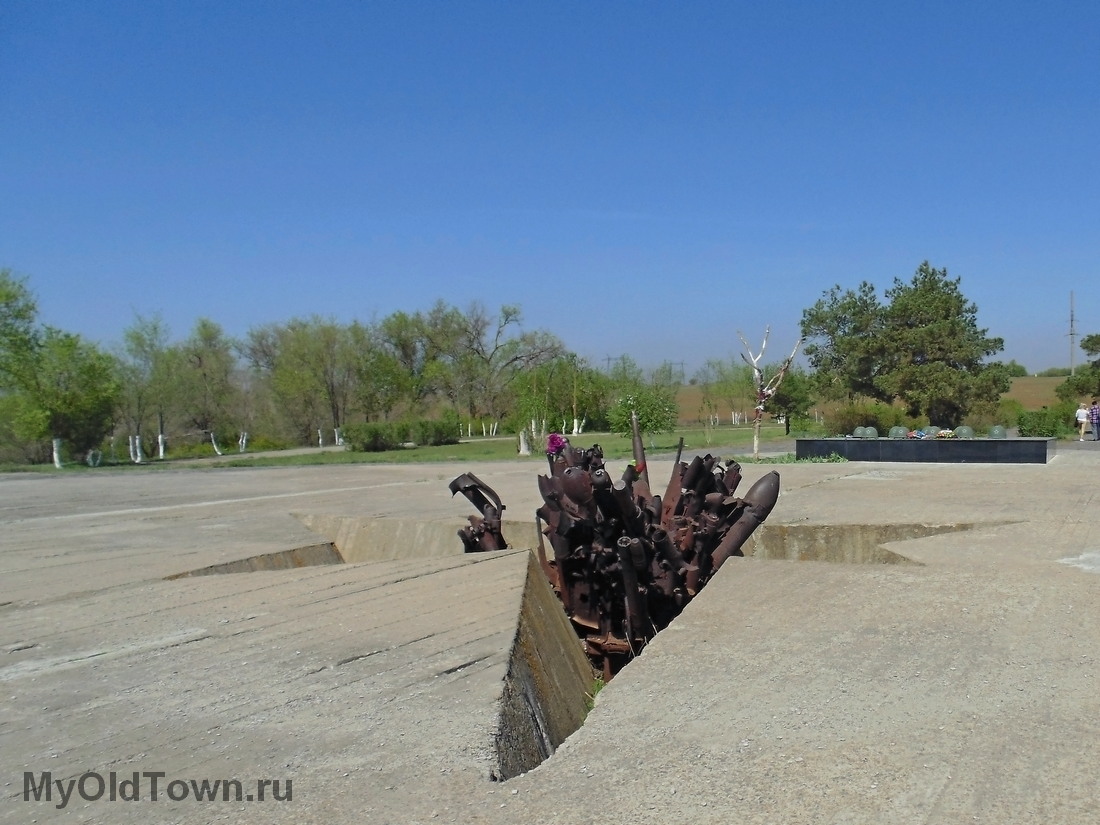 Мемориальный комплекс Солдатское поле. Воронка от взрыва