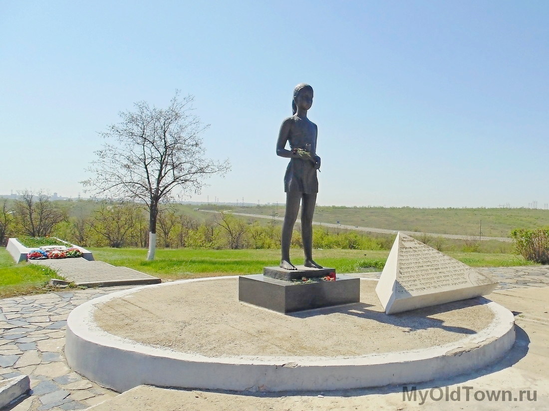 Мемориальный комплекс Солдатское поле. Скульптура девочки Милы