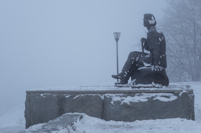 Фото памятника А.М.Горькому в тумане. Нижний Новгород