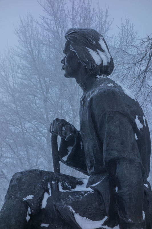 Горький смотрит на Волгу. Фото памятника. Нижний Новгород