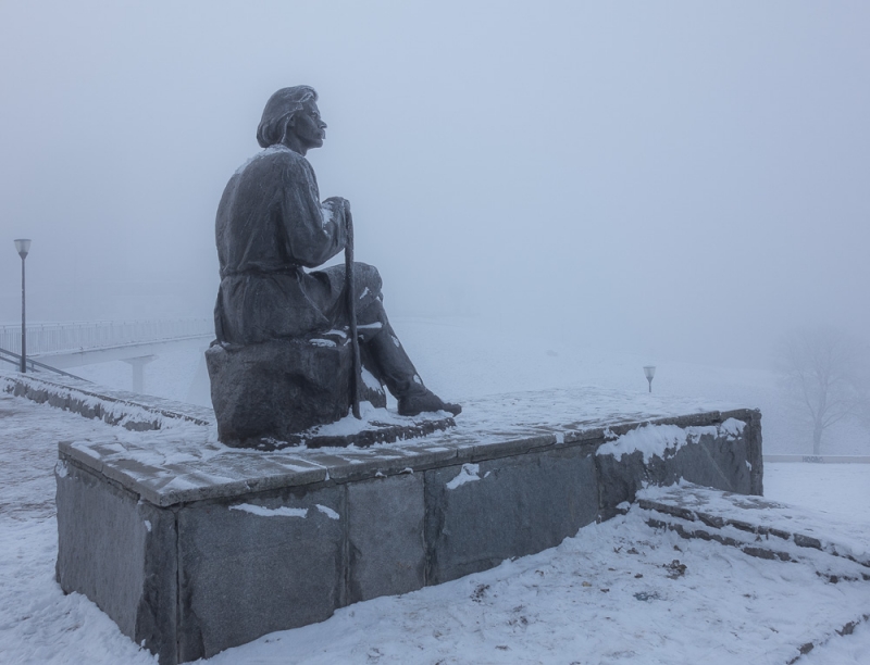 Фото памятника А.М.Горькому на набережной Федоровского в Нижнем Новгороде
