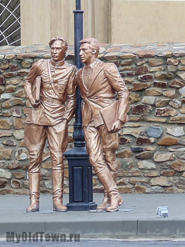 Памятник сыщикам МУРа Жеглову и Шарапову. Фото Волгограда 2015 год