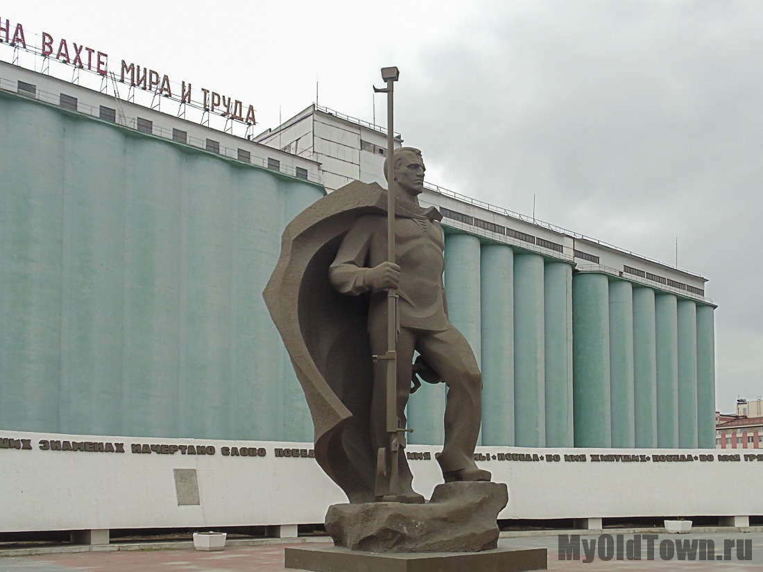 Памятник морякам-североморцам у элеватора. Фото Волгограда
