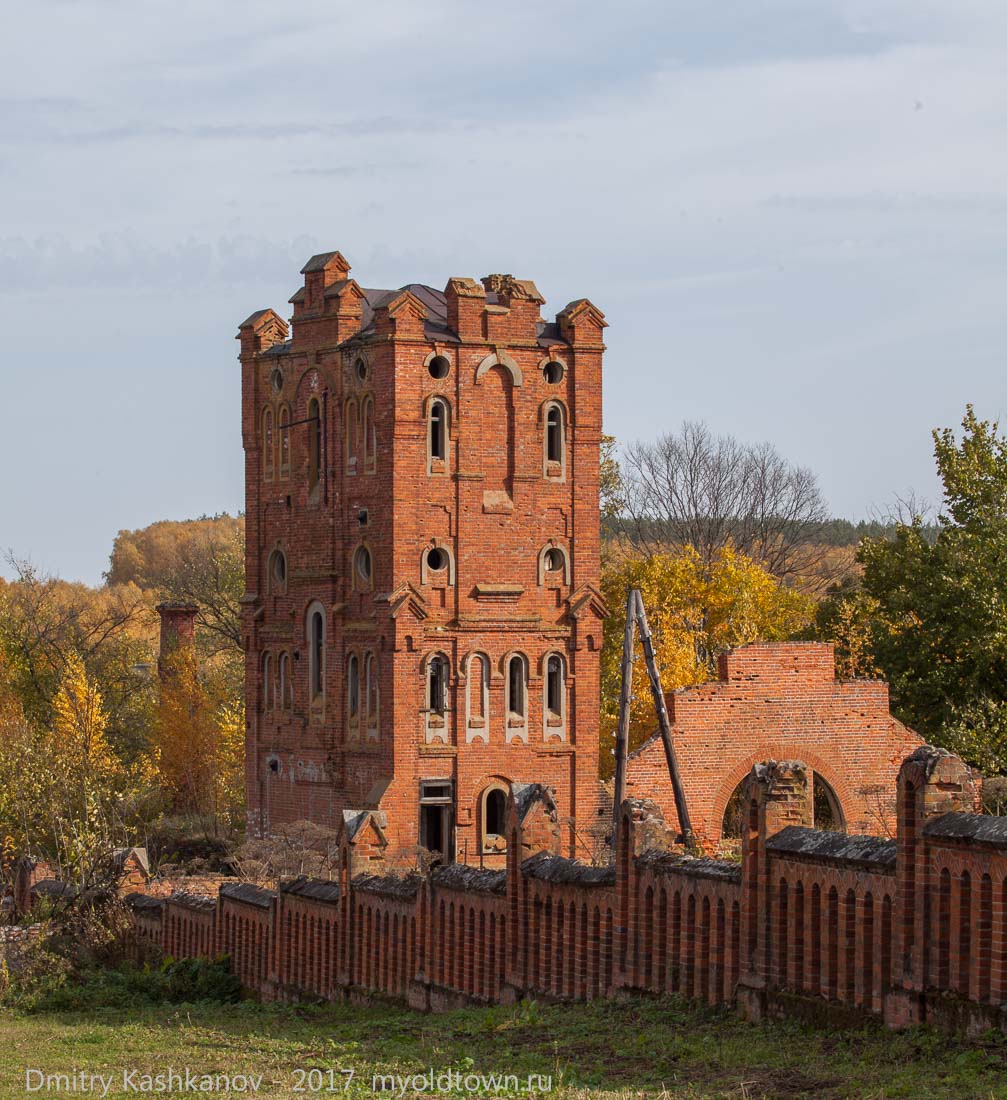 Фото водонапорной башни на фоне разрушенных строений усадьбы Подвязье