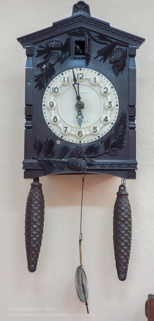 Часы с кукушкой, гирями и маятником