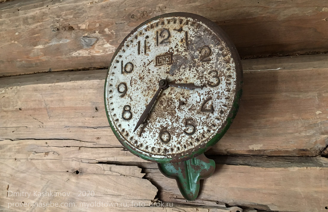 Циферблат старинных часов с маятником