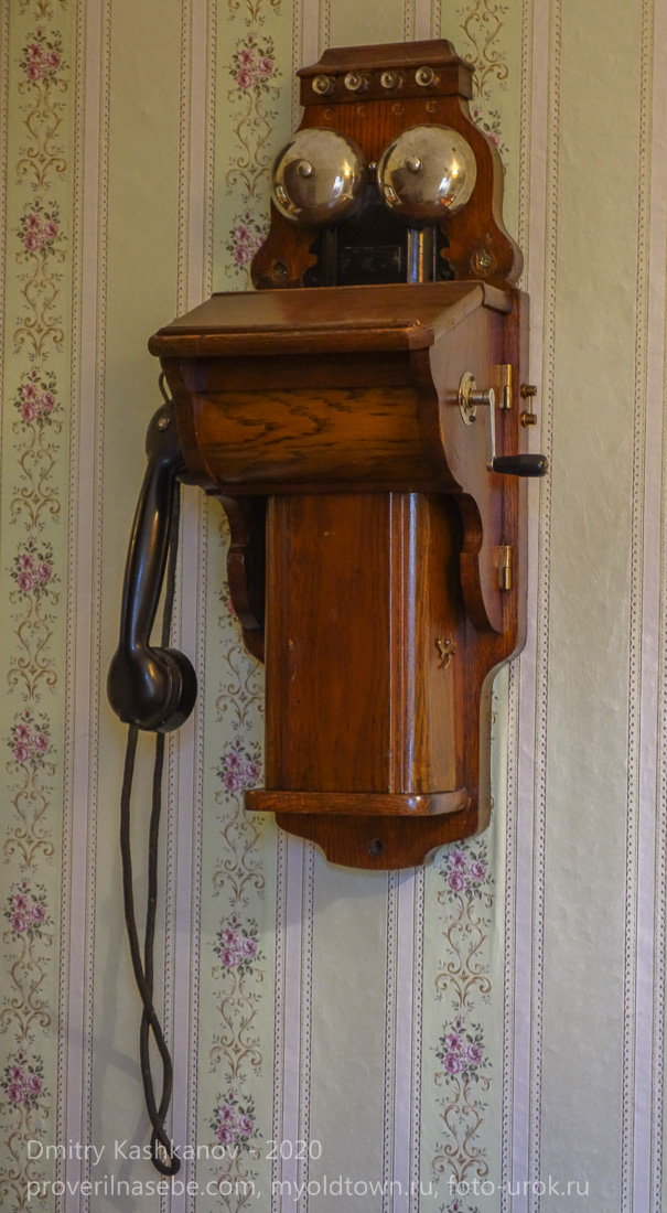Старый настенный деревянный телефон без диска