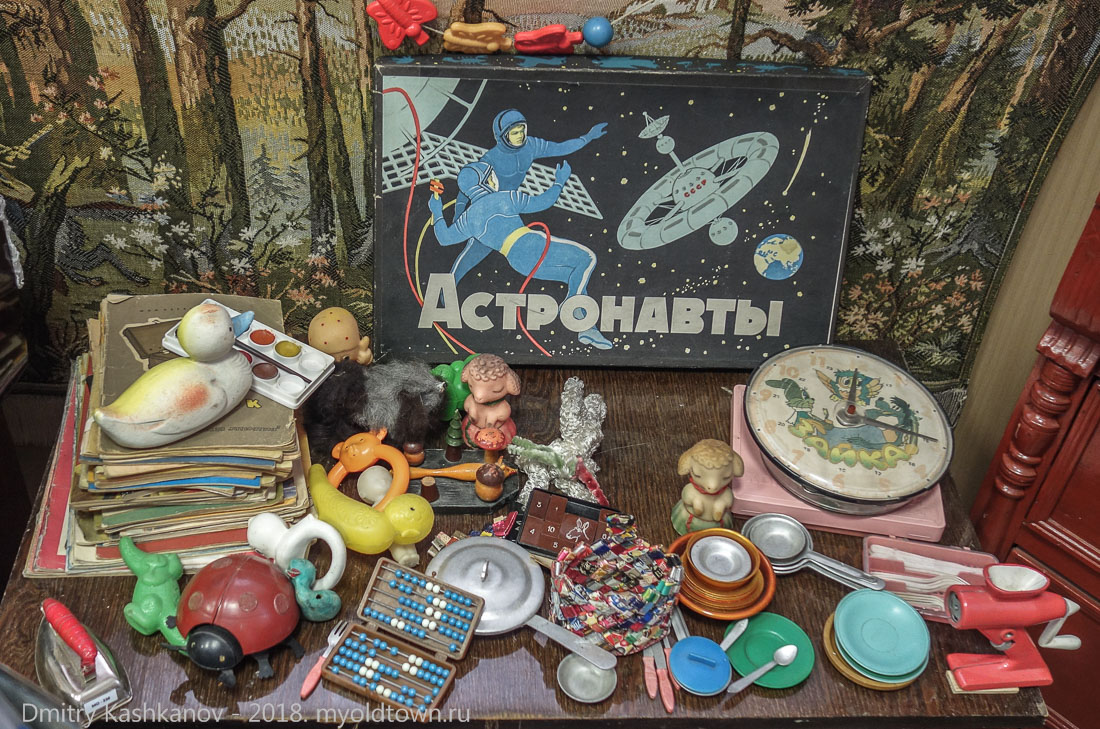 Настольная игра Астронавты, кукольная посудка, счеты, краски. Старые игрушки